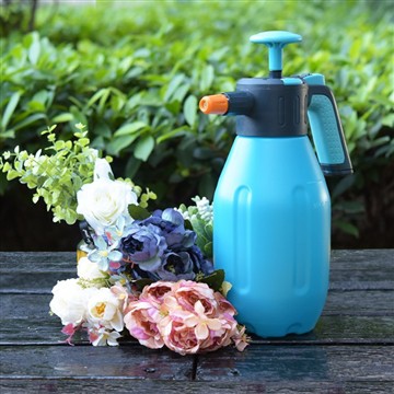 Holde hagen min hydrert: En dag med min pålitelige vannkanne